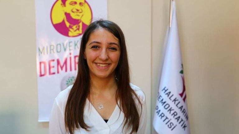 ديرسم داغ أكدت عدم خوفها من أي إجراء قد تتعرض له كنائبة كردية- هيئة الإذاعة البريطانية ديرسم داغ وجه كردي شاب في مواجهة أردوغان- هيئة الإذاعة البريطانية