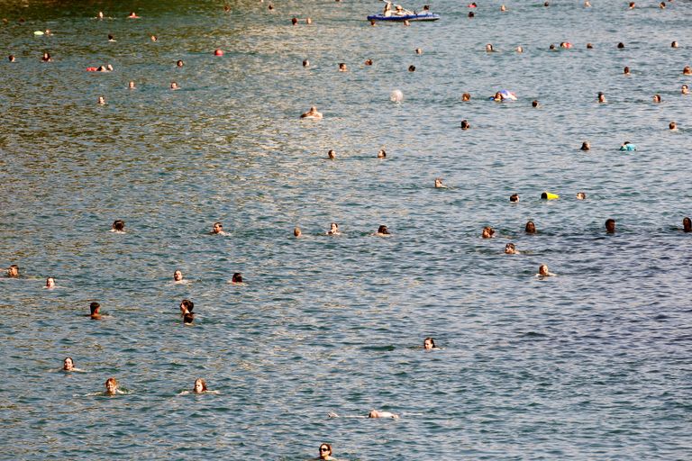 سكان بغداد يلجأون لرش المياه تخفيفاً لموجة الحر (رويترز)