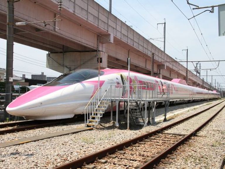 قطار اليابان السريع "هاللو كيتي"