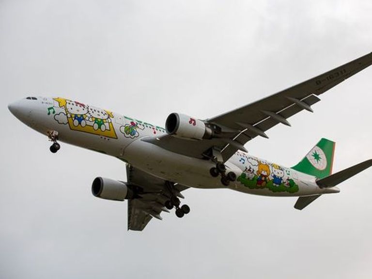 قطار اليابان السريع "هاللو كيتي"