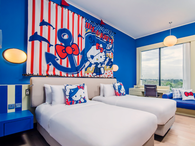 قطار اليابان السريع "هاللو كيتي"