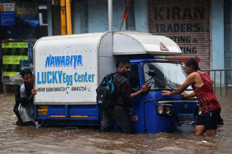 حالة من الفوضى في مومباي بالهند بسبب الأمطار الغزيرة
