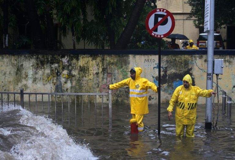 حالة من الفوضى في مومباي بالهند بسبب الأمطار الغزيرة