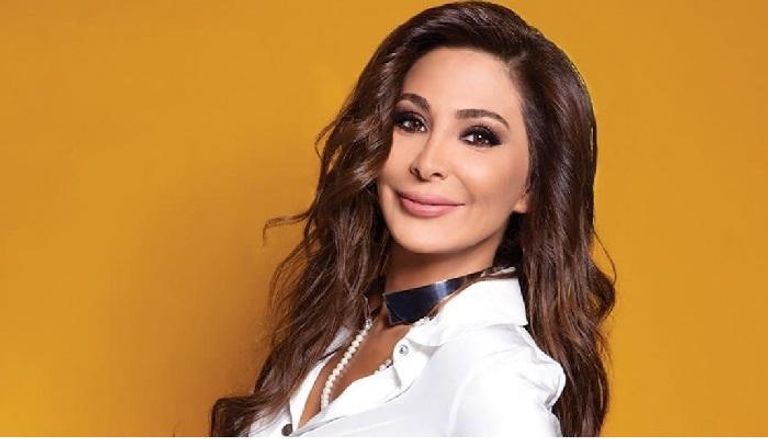 المطربة اللبنانية إليسا تواصل كشف كلمات أغنيات ألبومها الجديد