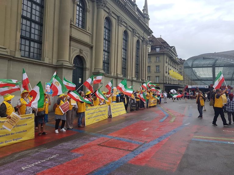 احتجاجات ضد زيارة روحاني إلى سويسرا