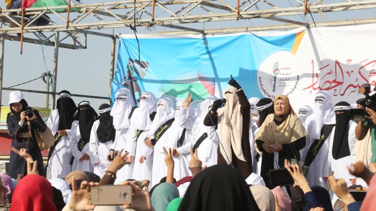 مسيرة نسوية في غزة تطالب بإنهاء الانقسام الفلسطيني مسيرة نسائية في غزة للمطالبة بوحدة الصف الفلسطيني