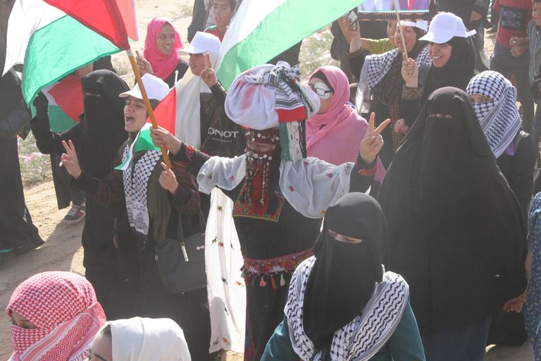 مسيرة نسوية في غزة تطالب بإنهاء الانقسام الفلسطيني مسيرة نسائية في غزة للمطالبة بوحدة الصف الفلسطيني