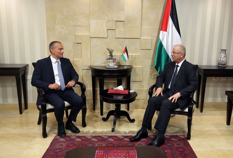 رئيس الوزراء الفلسطيني د.رامي الحمد الله خلال لقائه ملادينوف محطة الكهرباء في غزة