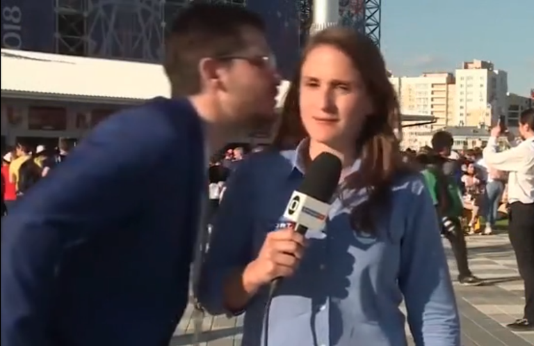 مذيعة كولومبية تتعرض لموقف محرج على الهواء في روسيا