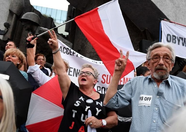 معارضو التعديلات على قانون المحمكمة العليا يساندون القضاة كبيرة قضاة المحكمة العليا وسط الاحتجاجات