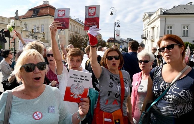 معارضو التعديلات على قانون المحمكمة العليا يساندون القضاة كبيرة قضاة المحكمة العليا وسط الاحتجاجات