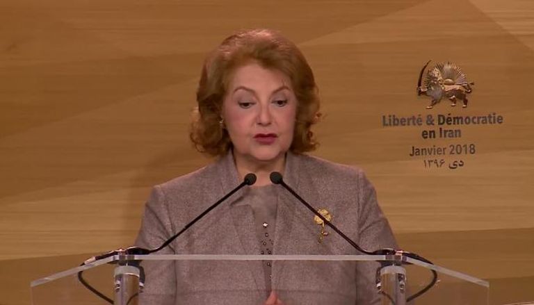 أنيسة بومدين أرملة الرئيس الجزائري الراحل هواري بومدين مرشد إيران علي خامنئي وعناصر بالحرس الثوري