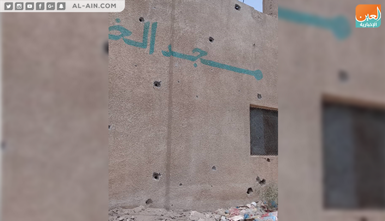 آثار القذائف الحوثية على جدران مسجد في حيس باليمن بقايا قذائف الموت التي تطلقها مليشيات الحوثي في اليمن