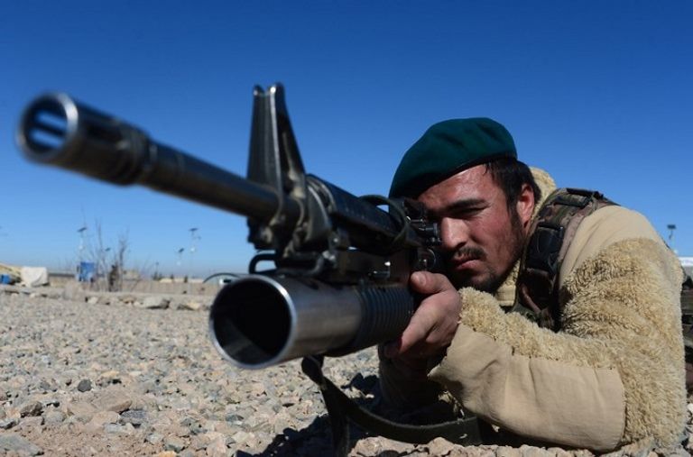 أحد عناصر الجيش الأفغاني عناصر من طالبان وجنود أفغان أثناء وقف إطلاق النار في عيد الفطر