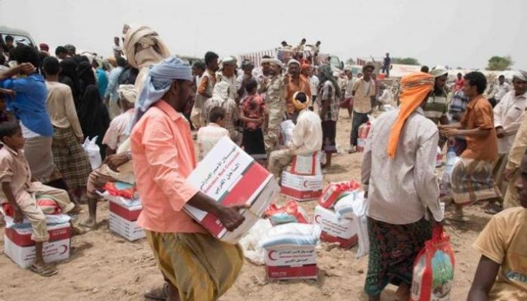 توزيع المساعدات الإنسانية الإماراتية على أهالي الحديدة (أرشيفية)