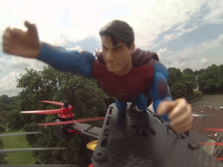 طائرة بدون طيار على هيئة سوبرمان