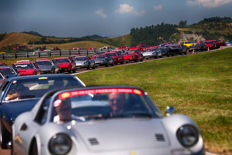 تجمع سيارات فيراري دينو بإيطاليا