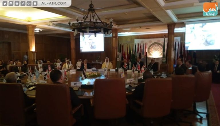 جانب من احتفالية تكريم الشيخ محمد بن راشد آل مكتوم محمد بن عبدالله القرقاوي يتسلم درع التكريم من أحمد أبو الغيط