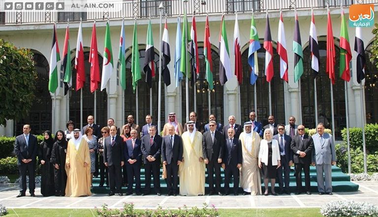 صورة جماعية للمشاركين في احتفالية تكريم الشيخ محمد بن راشد آل مكتوم محمد بن عبدالله القرقاوي يتسلم درع التكريم من أحمد أبو الغيط