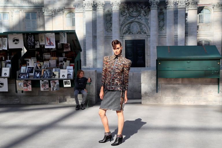 مجموعة شانيل الجديدة تحتفي بمعالم باريسية شهيرة 