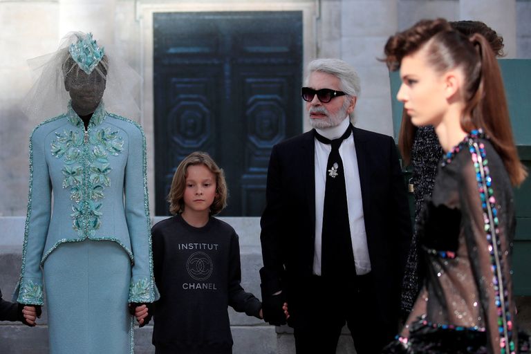 مجموعة شانيل الجديدة تحتفي بمعالم باريسية شهيرة 