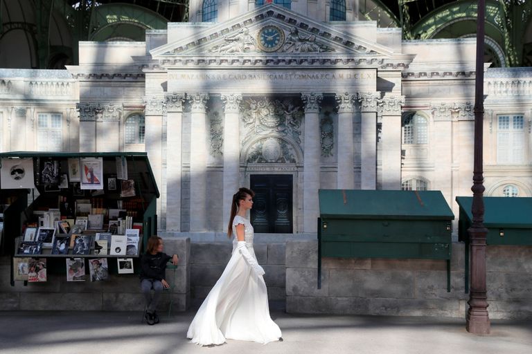 مجموعة شانيل الجديدة تحتفي بمعالم باريسية شهيرة 