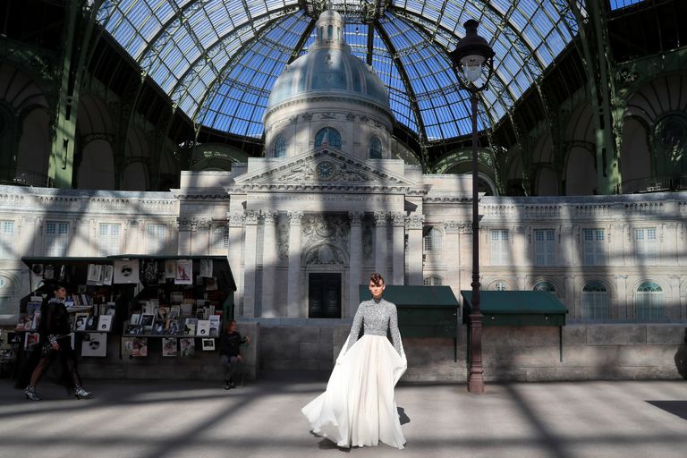 مجموعة شانيل الجديدة تحتفي بمعالم باريسية شهيرة 