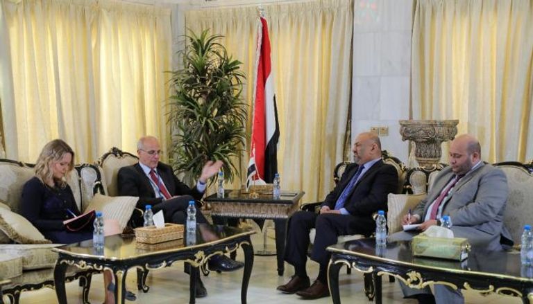 جانب من لقاء السفير البريطاني ووزير الخارجية اليمني