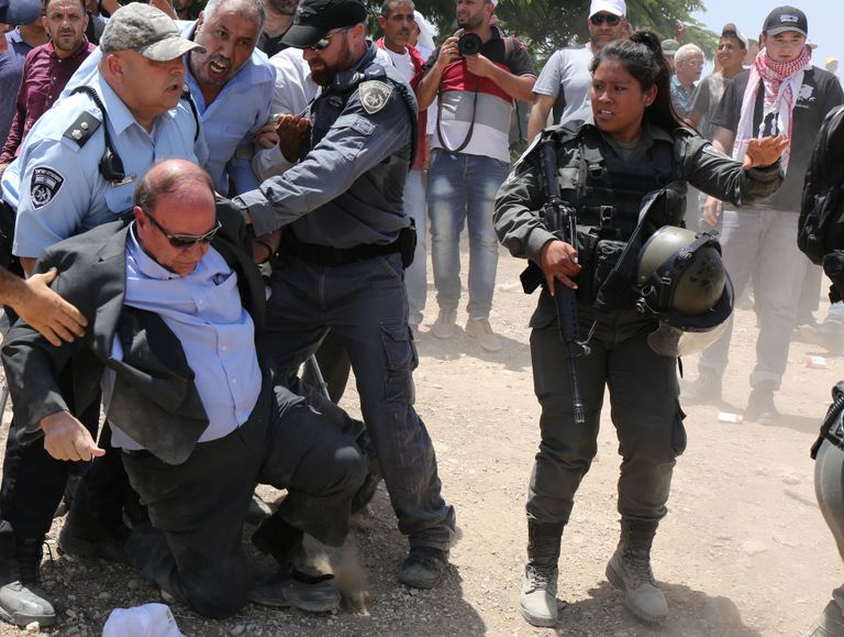 اعتداء قوات الاحتلال على وزير شؤون القدس عدنان الحسيني قوات الاحتلال داخل الخان الأحمر