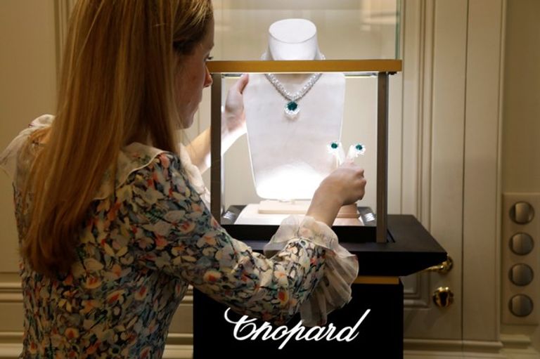 قلادات "شوبار" في أسبوع الموضة بباريس