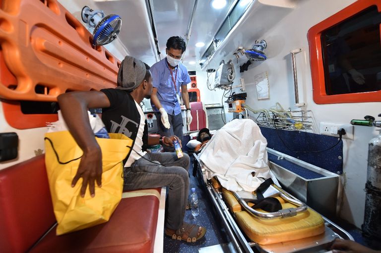 وصول 74 جريحا يمنيا ومرافقيهم إلى الهند لتلقي العلاج على نفقة الإمارات