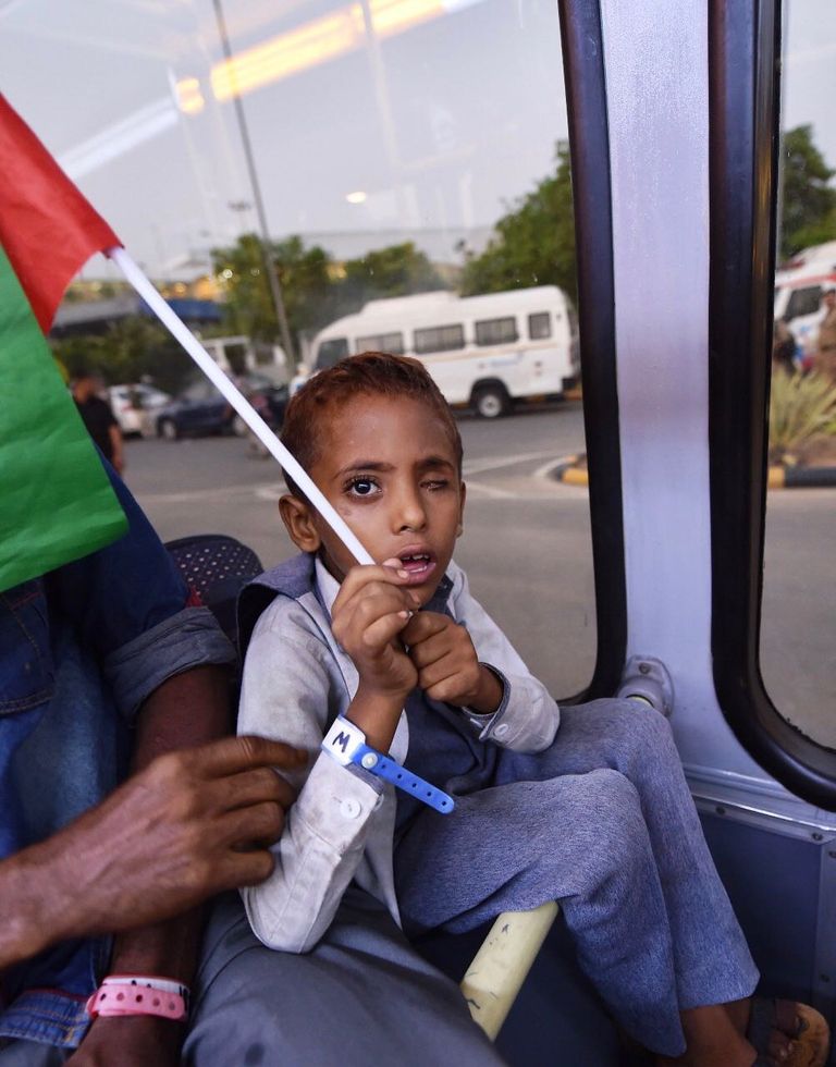 وصول 74 جريحا يمنيا ومرافقيهم إلى الهند لتلقي العلاج على نفقة الإمارات