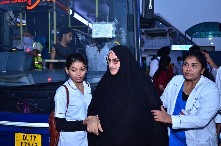 وصول 74 جريحا يمنيا ومرافقيهم إلى الهند لتلقي العلاج على نفقة الإمارات