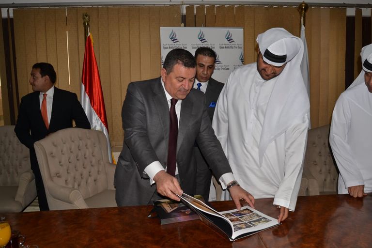 محمود الهاشمي وأسامة هيكل في أثناء توقيع البروتوكول