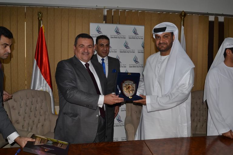 محمود الهاشمي وأسامة هيكل في أثناء توقيع البروتوكول