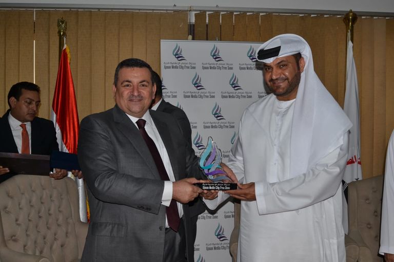 محمود الهاشمي وأسامة هيكل في أثناء توقيع البروتوكول