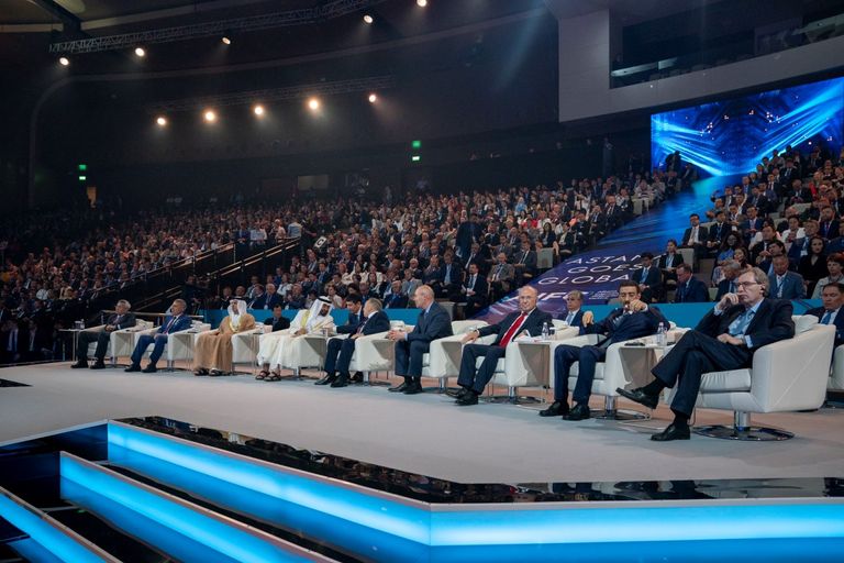 محمد بن زايد ورئيس كازاخستان يشهدان حفل الافتتاح الرسمي لمركز أستانا المالي الدولي