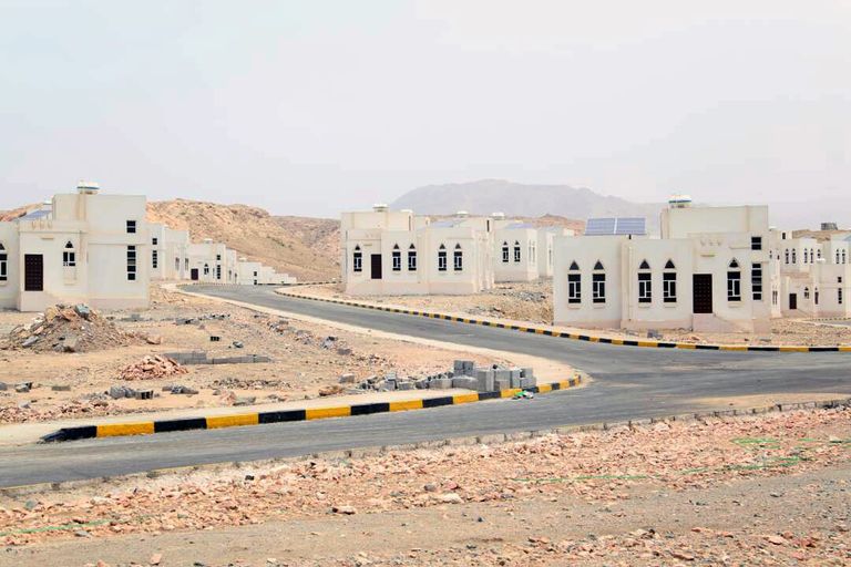 وفد الهلال الأحمر الإماراتي يزور مدينة الشيخ خليفة السكنية بالمكلا