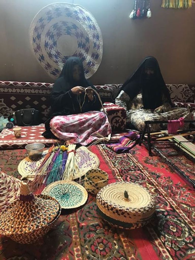 ٧٦ حرفيا يعرضون الموروث التراثي للسعودية بسوق عكاظ