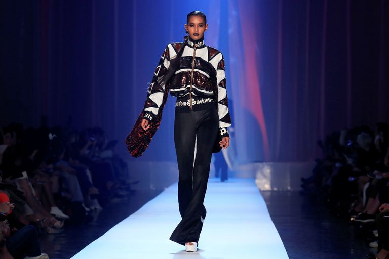 جوتييه يشعل أسبوع الموضة في باريس بأزياء تتطاير كدخان في الهواء