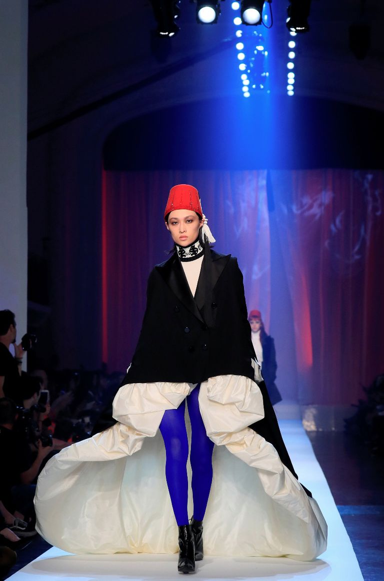 جوتييه يشعل أسبوع الموضة في باريس بأزياء تتطاير كدخان في الهواء