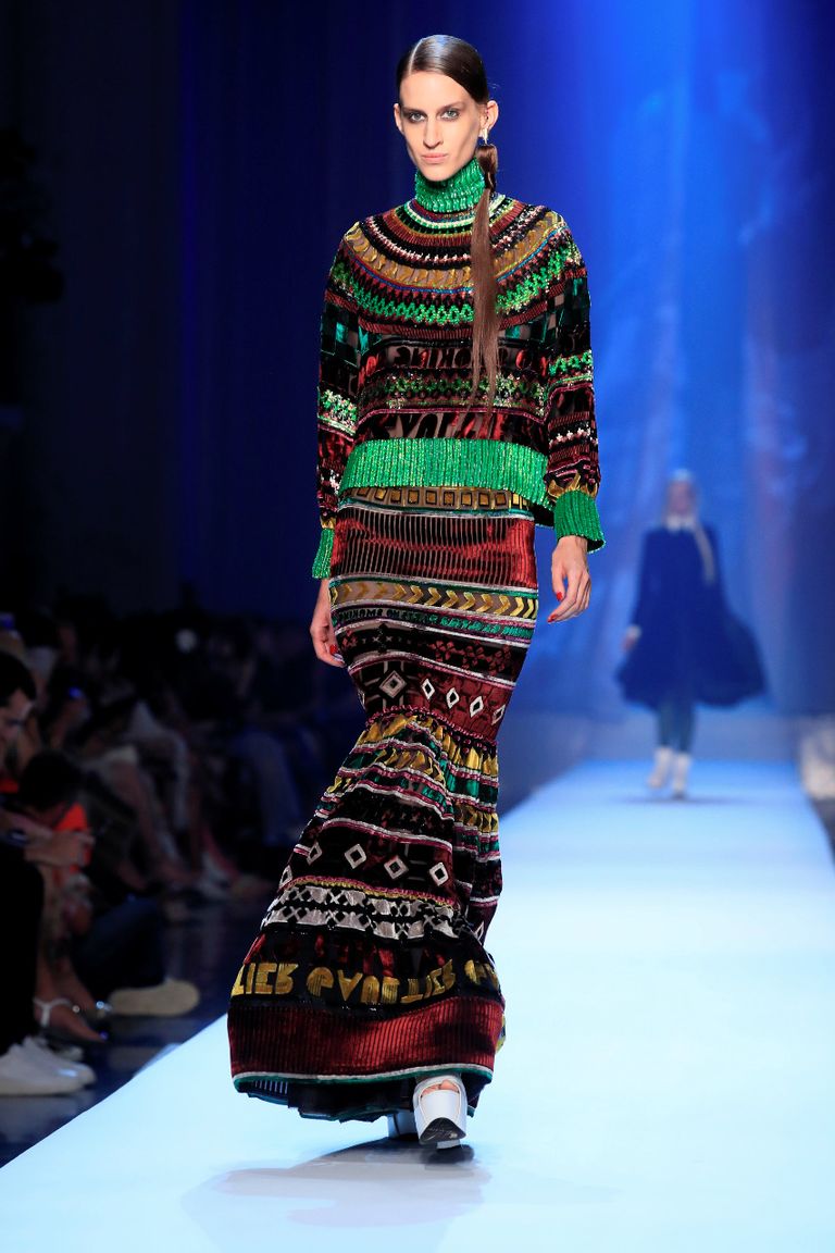 جوتييه يشعل أسبوع الموضة في باريس بأزياء تتطاير كدخان في الهواء