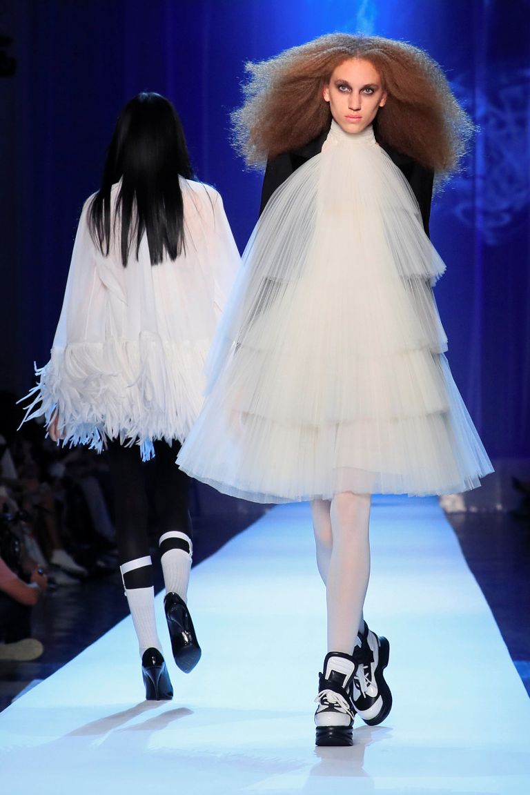 جوتييه يشعل أسبوع الموضة في باريس بأزياء تتطاير كدخان في الهواء