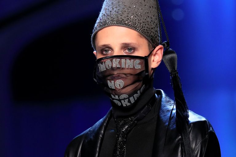 جوتييه يشعل أسبوع الموضة في باريس بأزياء تتطاير كدخان في الهواء