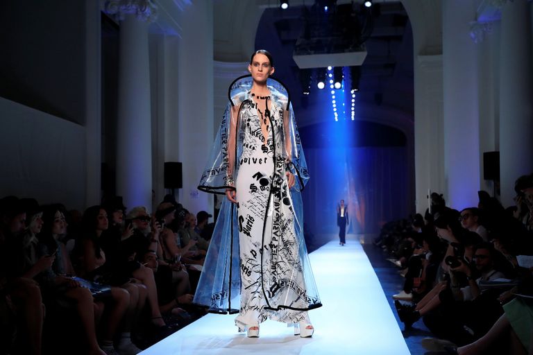 جوتييه يشعل أسبوع الموضة في باريس بأزياء تتطاير كدخان في الهواء
