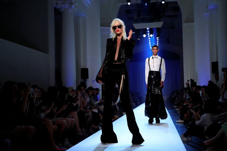 جوتييه يشعل أسبوع الموضة في باريس بأزياء تتطاير كدخان في الهواء
