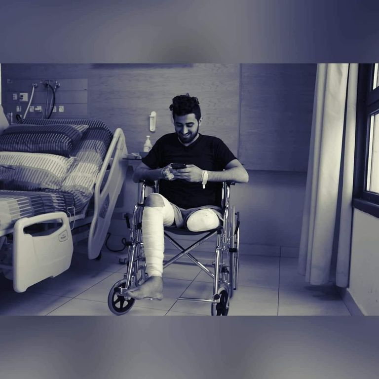 الصحفي الفلسطيني المصاب يوسف الكرونز انتهاكات واسعة للاحتلال الإسرائيلي بحق الصحفيين الفلسطينيين