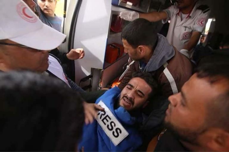 الصحفي الفلسطيني المصاب أحمد معمر انتهاكات واسعة للاحتلال الإسرائيلي بحق الصحفيين الفلسطينيين