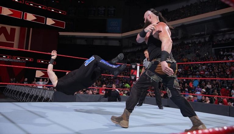 برون سترومان يدفع الصندوق وبداخله كيفين أوينز