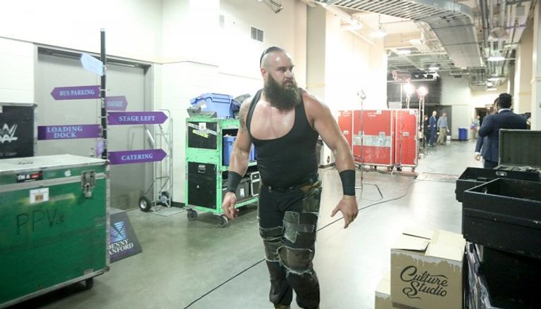 برون سترومان يدفع الصندوق وبداخله كيفين أوينز